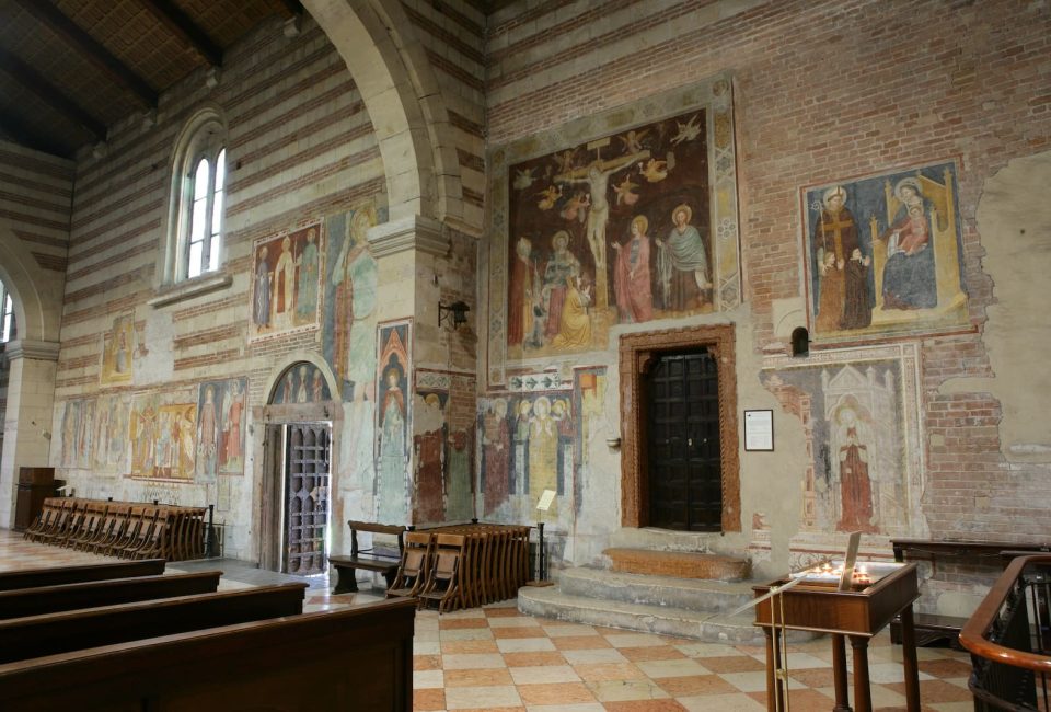Nave izquierda de la iglesia superior con frescos